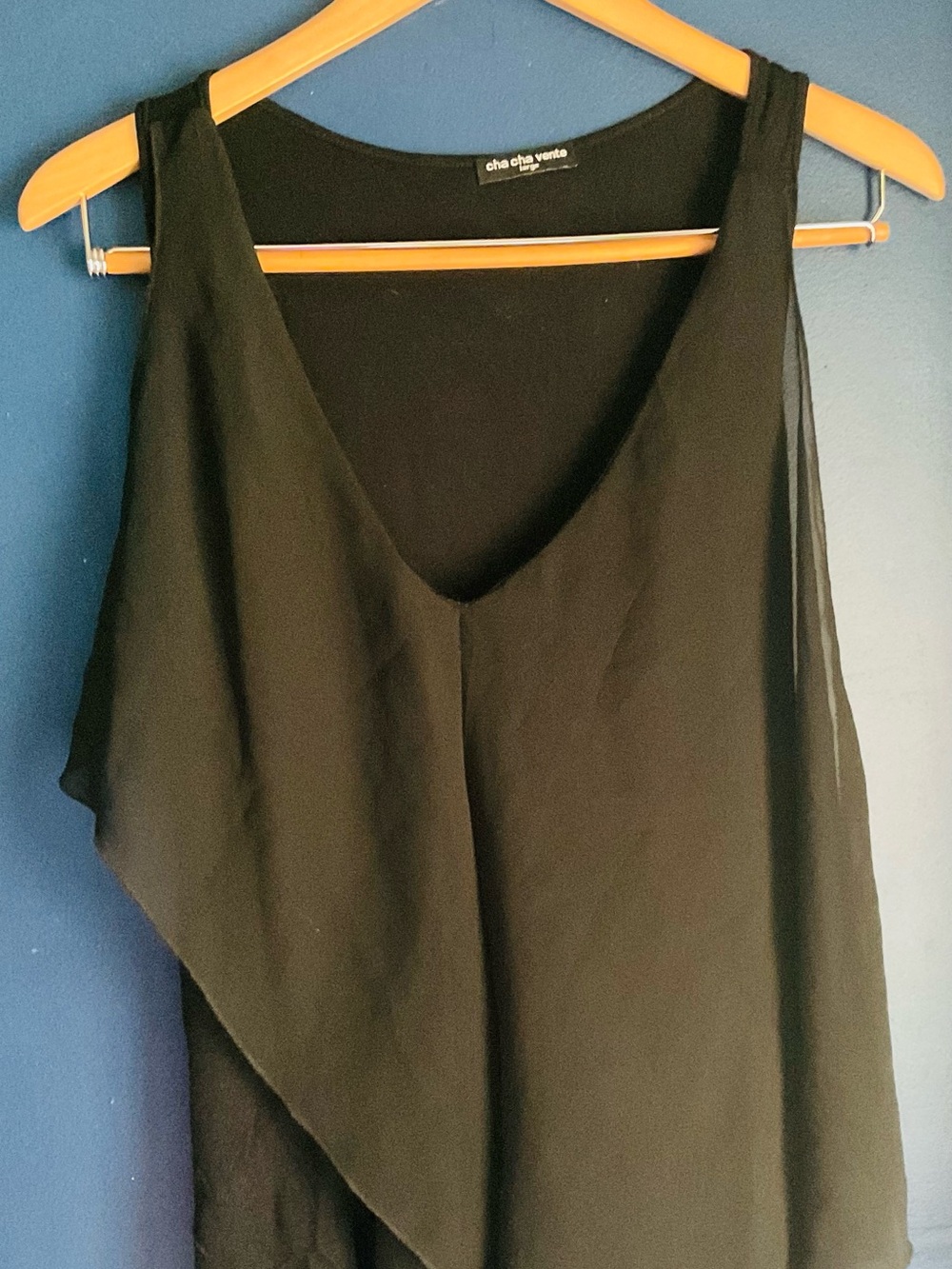 cha cha vente Black Sleeveless Asymmetric V-Neck Top